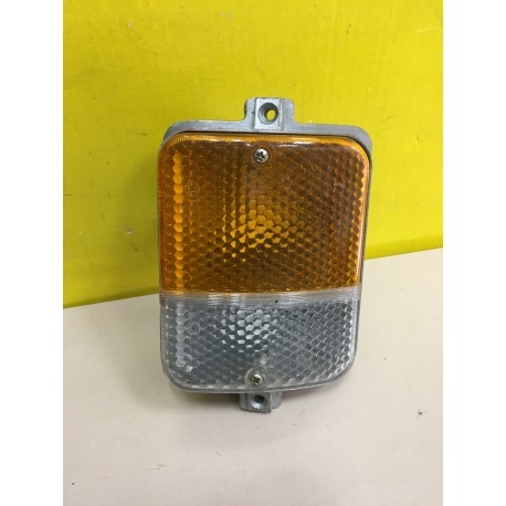 FANALE ANTERIORE SINISTRO GIALLO/BIANCO CON PORTALAMPADA PER AUTOCARRO OM 616 N