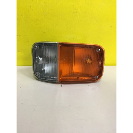 FANALE ANTERIORE SINISTRO ARANCIO/BIANCO CON PORTALAMPADA PER AUTOCARRO OM 110-130